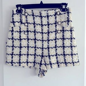 Darling classic Chanel looking shorts with pockets